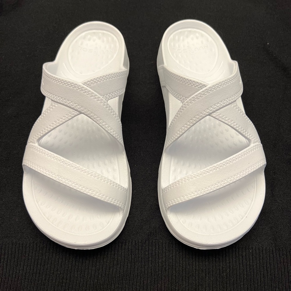 NWOT NuuSol White Slip-on Hailey Sandal Shoes, size 6